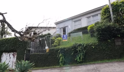 Excelente casa no Petrópolis, ideal tanto para residência quanto para empresas, escritórios ou clínicas, em terreno com 746m², sendo 199m² construídos. Possui hall de entrada, sala com lareira, lavabo
