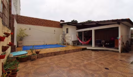 Casa de dois pisos, com  4 quartos,sendo uma suíte,, cozinha, área de serviço, banheiro ,garagem para dois carros podendo colocar um terceiro carro. Pátio com piscina e Edícula com churrasqueira.. Con