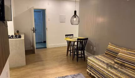 Ótimo apartamento semi mobiliado e reformado, atualmente transformado em 02 no bairro Auxiliadora! O primeiro apartamento conta com amplo living para 02 ambientes, 01 dormitório, banheiro social e coz