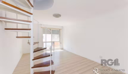 Cobertura 2 dormitórios, terraço com lareira e 1 vaga de garagem, reformada, surpreendente que apresenta, no andar inferior o living, dois dormitórios, 2 banheiros, sendo um com banheira de hidro, e á