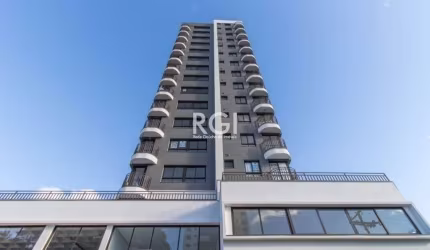 Ótimo Loft de 36m² mobiliado, com 01 dormitório, banheiro social, living com sacada, cozinha americana planejada, churrasqueira, área de serviço integrada e 01 vaga de garagem escriturada. Andar alto,