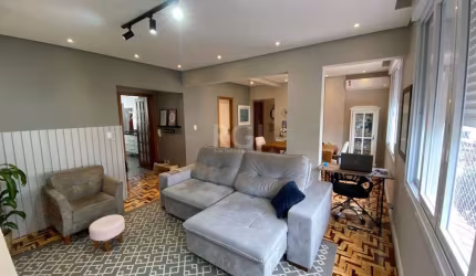 Excelente apartamento de 90m² reformado e semi mobiliado, com 02 dormitórios, sendo 01 suíte, banheiro social com ventilação natural, amplo living estendido para 02 ambientes, cozinha planejada e área