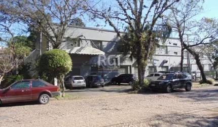 Excelente Área / pavilhão em área urbana com espaço de estacionamento para visitantes e diversas salas e nichos diferenciados para comércio em geral.&lt;BR&gt;Proprietário baixou esta liquidando R$ 3.