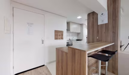 Apartamento de 62m² semi mobiliado, com 2 dormitórios sendo 1 suíte, banheiro social com ventilação natural, cozinha americana com churrasqueira, área de serviço integrada e 2 vagas de garagem coberta