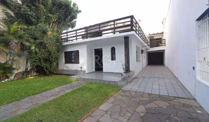 Excelente casa de 240m² com 04 dormitórios (03 com sacada), 04 banheiros, espaço com banheira de hidromassagem, 02 salas de estar, sala de jantar, terraço, cozinha espaçosa, despensa, área de serviço,