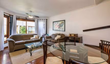 Ótima casa em condominio de 224m² com 3 dormitórios sendo 1 suíte, banheiro social, cozinha/copa com água quente a gás, amplo living para 02 ambientes, escritório, sacada, área de serviço, churrasquei