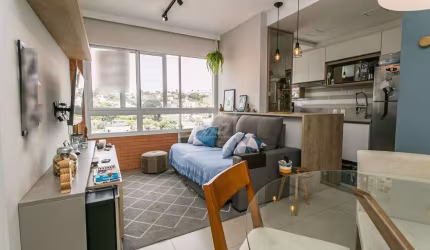 Ótimo apartamento de 55m² com 02 dormitórios, sendo 01 suíte, banheiro social, living para 02 ambientes, cozinha americana com churrasqueira, área de serviço integrada e 01 vaga de garagem escriturada