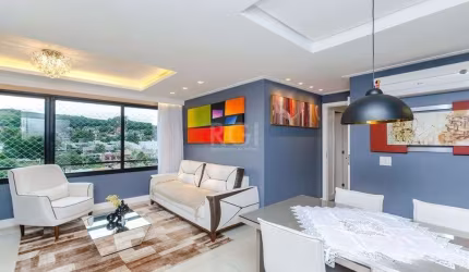 Belíssimo apartamento em andar alto com sol da manhã! Ficam todos os móveis fixos, todos de excelente qualidade e bom gosto, ampla vista, dois dormitórios sendo 1 suíte, churrasqueira, living, área de