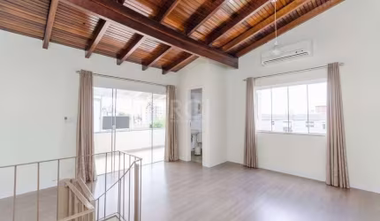 Ótima cobertura semi mobiliada no bairro Santo Antônio!  O pavimento inferior dispõe de living, cozinha planejada com piso porcelanato e equipada com fogão embutido e exaustor,  2 dormitórios com móve