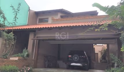 Linda casa com 270m² distribuídos em 2 pavimentos sendo no andar térreo um amplo living para 2 ambientes com lareira e saída para o pátio lateral, espaçosa copa/cozinha, espaço de lazer com churrasque