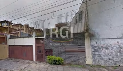 Terreno com casa construída, necessitando de reformas.&lt;BR&gt;  11,00 de frente, com 49,00 de fundos.