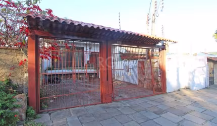 Casa localizada na clemente pinto, muito bem construída, com estrutura para mais um andar 4 quartos grandes, completos sendo uma suite com espaço para closet e vista para porto alegre, pequeno pátio n