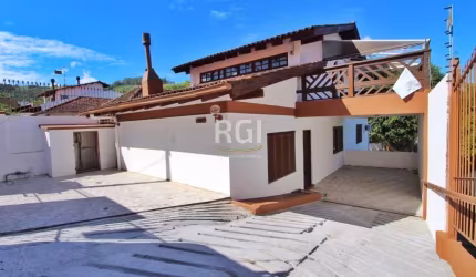 Excelente casa, com 04 dormitórios, sendo duas suítes, banho social, amplo salão de festas com banheiro e terraço, sala de jantar, living 03 ambientes com lareira, lavabo,  cozinha dependência de empr