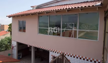 Uma casa principal mobiliada com: &lt;BR&gt;&lt;BR&gt;piscina térmica, 2 suítes, 4 banheiros(mais 2 das suítes), área de serviço, cozinha, salas de estar, escritório, sala de jogos, sala de academia, 