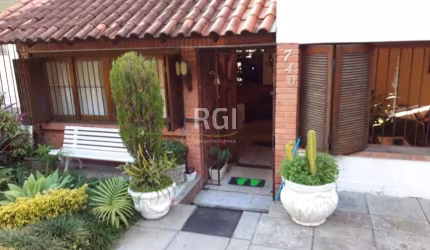 Excelente casa com dois pisos e 3 dormitórios, no início da subida do morro São Caetano, com sol pela manhã e tarde, com piscina e vaga, área de serviço, condicionador de ar, banho social, e lavabo, c