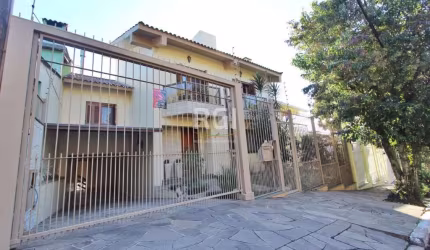 Excelente casa residencial com 310 M2, sala de estar com lareira,&lt;BR&gt; lavabo, sala de jantar com lareira e bar, 3 dormitórios sendo uma suíte máster com sacada, banheira de hidromassagem, closet