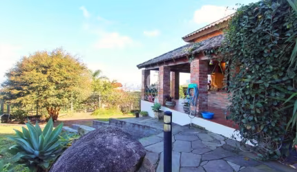 Casa de 269,06m2 com quatros dormitórios no bairro Teresópolis, sendo duas suítes (uma delas com hidro), banheiro social, lavabo, mais dependência completa de empregada, living para três ambientes com