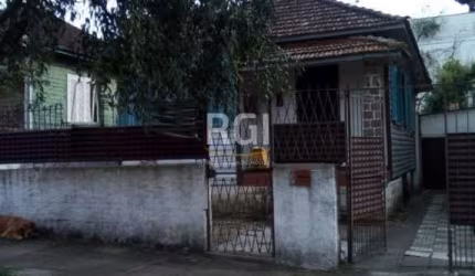 Casa Térrea de Madeira com dois dormitórios, com anexo  nos fundos, com churrasqueira e páteo.&lt;BR&gt;terreno 10,00 x 30,00&lt;BR&gt;Não financia