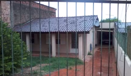 Vende Ótimo terreno no bairro Aberta dos Morros, medindo 536m² privativos, plano, na avenida, com 3 casas no Terreno. Próximo a todos os recursos. Venha conferir!
