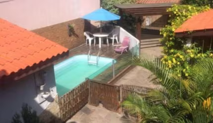 Maravilhosa casa de 4 dormitórios, sendo 1 suíte,  no bairro Nonoai, com 211 m² privativos, 03 banheiros, closet, living amplo com lareira, cozinha, lavanderia, mezanino. Ótimo pátio arborizado, amplo