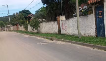 Belo terreno com 2 casas que podem servir para moradia, localizado no bairro Restinga, ótimo para construtor.  Agende já sua visita!