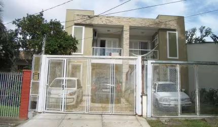 Vende lindo sobrado com 03 dormitórios sendo o do casal uma ampla suíte com sacada, garagem para 02 carros, gradil, living 02 ambientes, lavabo, cozinha sob medida, área de serviço, churrasqueira, um 