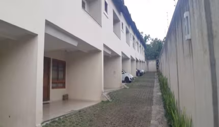 Vende ótima Casa em condomínio no Bairro Tristeza, com 133,50m² privativos, primeiro andar todo integrado: Living, cozinha americana, lavabo e área da churrasqueira com telhado retrátil automatizado. 