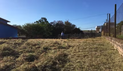 Vende terreno pronto para construir, medindo  20m de frente por  70m de profundidade. Com vista para o Guaíba. Estuda dação. Agende sua visita!