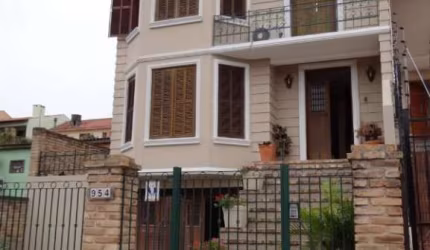 Metragem Útil da casa: 283,00m²&lt;BR&gt;Total do terreno: 300 m²&lt;BR&gt;Descrição:&lt;BR&gt;Sobrado estilo vitoriano, com 283,00m², situado a Rua Doutor Pitrez (rua principal do bairro).&lt;BR&gt;C