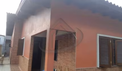 Vende terreno bem grande com duas casas de 2 dormitórios, todos reformados, aceita imóvel sendo dois sobrados e aceita proposta. Não aceita financiamento. Agende sua visita!