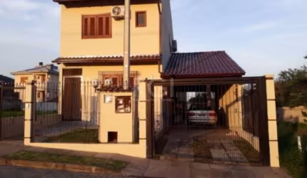 Vende bela casa em condomínio fechado, com 3 dormitórios, 2 suítes, com sacadas, com sala, living amplo, cozinha americana com bancada de granito com churrasqueira, garagem coberta, ar condicionado, c