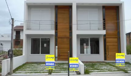 Sobrados novos muito bem localizados no Caminho do Sol Guarujá. Sobrado com 1 suíte máster com closet, 2 suítes americanas. Cômodo de lavanderia com ventilação, área gourmet, churrasqueira, pé direito