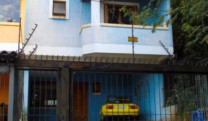 vende belo sobrado com 4 dormitórios, 3 suítes, living amplo, sala, cozinha, móveis sob medida, área de serviço, lavabo, garagem coberta para 2 automóveis e 2 garagens descobertas. Não aceita financia