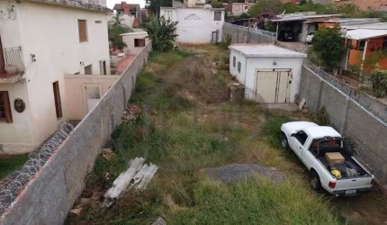 vende excelente terreno no bairro Medianeira, medindo 11m² de frente por 65 aos fundos, totalizando 715m². A uma quadra da nova rótula futura perimetral. Terreno todo murado, indicado para condomínio,
