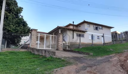 Casa no bairro Lageado com uma vista magnífica do bairro. Possui 2 pavimentos com 4 dormitórios, sendo uma suíte, 3 banheiros, ampla cozinha e sala de jantar integrada, sala de estar, living com escad