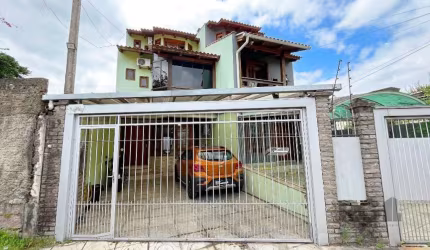 Casa individual em localização privilegiada, junto a orla de Ipanema. No pavimento térreo possui living para 3 ambientes, lareira ecológica, bar, sala de jantar, lavabo, cozinha americana, pátio fecha