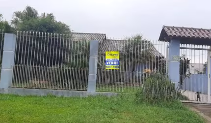 Linda casa na estrada Chapéu do Sol com 3 dormitórios, sala, cozinha, banheiro, garagem para 3 carros cobertas. Com belo pátio na frente e nos fundos com mais uma casa semi acabada com 2 dormitórios. 