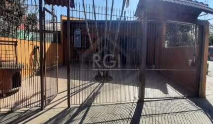 Ótima casa com mais de 200m² de área privativa são 3 dormitórios amplos, 2 banheiros, 3 salas, cozinha grande, pátio na frente  e nos fundos, garagem coberta para até 4 carros, pé direto alto mais sót