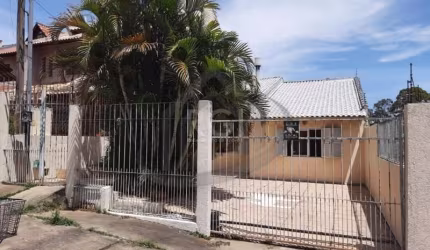Vende-se excelente casa térrea com 3 dormitórios amplos (1 suíte), lareira, cozinha com armários integrada a sala, ampla área de serviço e pátio privativo nos fundos com quiosque e churrasqueira, 2 ba