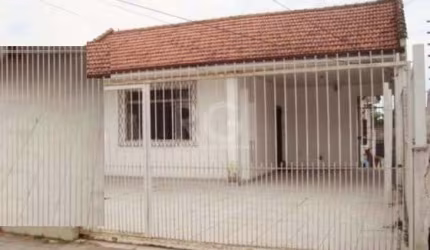 Casa térrea composta de 3 dormitórios, living amplo, banheiro social, copa cozinha, área de serviço, pátio , piscina, churrasqueira e garagem para 2 carros. Ótima  localização ,próximo á todos recurso