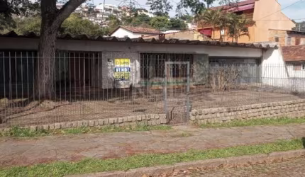Casa Grande Antiga: 4 dormitórios, sendo 1 suíte, 4 banheiros, 2 churrasqueiras, 2 salas com lareiras, garagem para 4 veículos, pátio grande, piscina. bem localizado uma rua abaixo da Vicente monteggi