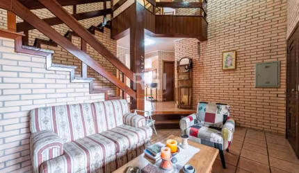 Casa de 2 pisos, 1 suite, living amplo,  espaço gourmet  com churrasqueira , garagem fechada e coberta , area privativa de 320m².&lt;BR&gt;Mais uma casa nos fundos com 100,00m², 2 dormitórios sendo  1