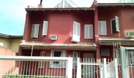 Sobrado de 3 andares, 3 dormitórios, living 3 ambientes, cozinha americana, suite, banheiro social, churrasqueira e pátio.&lt;BR&gt;&lt;BR&gt;O bairro Petrópolis, em Porto Alegre e está próximo dos ba