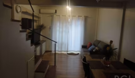 Impecável apartamento estilo Loft de 2 dormitórios, próximo Cristiano Fischer , Clube  Farrapos e PUC  , &lt;BR&gt;uma suite, lavabo, gabinete, piso porcelanato e laminado , super bem mobiliado e deco