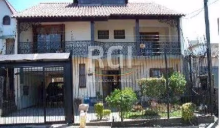 LINDO sobrado de 03 dormitórios sendo 01 suíte com hidro, living 03 ambientes com lareira, lavabo, cozinha, área de serviço, churrasqueira e pátio com vaga para 03 veículos.Imóvel á venda na zona sul 