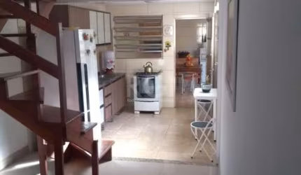 Otima casa 3 dormitórios  sendo 2 parte térrea e outro no mezanino ou serve também como gabinete  ,  living amplo 2 ambientes  , cozinha e area com churrasqueira integradas ,  área serviço separada  e