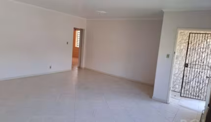 Casa 3 dormitório , uma suite , living amplo , cozinha e area serviço separada, dependencia de empregada  , gabinete   , garagem fechada 2 carros  ,mais um espaço 1 carro descoberto .&lt;BR&gt;Outra c