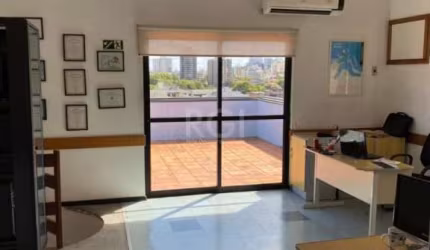 Cobertura comercial ampla e de frente com 112m² privativos, com terraço  que possui uma churrasqueira, 2 banheiros , uma sala já com divisória, bem iluminada, Ótima localização no bairro azenha, prédi