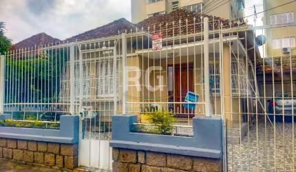 Casa com ótimo potencial, próximo a todos os recursos do bairro Azenha, Centro de Treinamento Esportivo (CETE) e a meia quadra da e Av. Érico Veríssimo e Azenha. &lt;BR&gt;&lt;BR&gt; Com 2 vagas de ga
