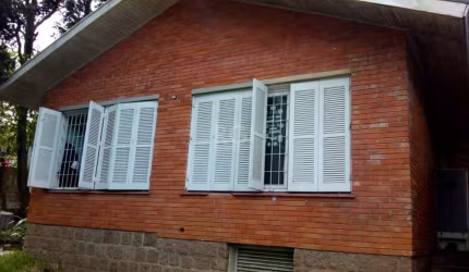 Casa localizada no bairro Chacara das Pedras com 210m ². Imóvel dispõe de04 dormitórios, sala de estar/jantar, cozinha, banheiro, área de serviço e pisos em cerâmica e parquet . Imóvel com pátio e pos